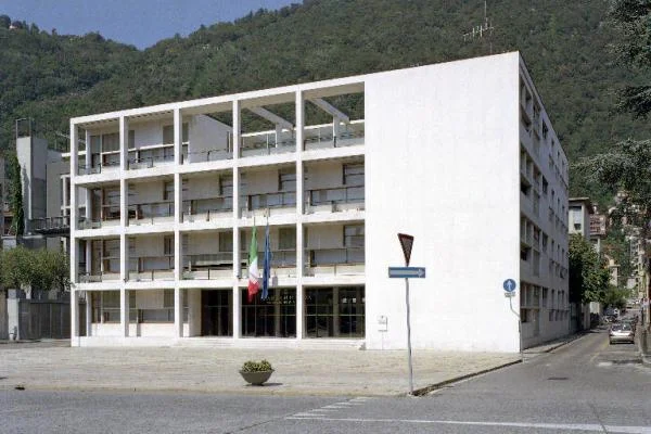 architect tour of como city center in english