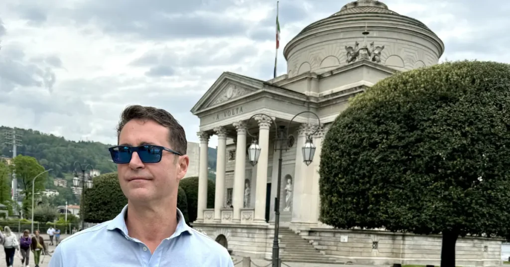 Adam guiding a private tour in front to the temple volta in como city on Lake Como